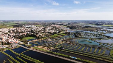 Ile d Olonne, Vendee 'nin tuzlu bataklıklarının insansız hava aracı görüntüsü.