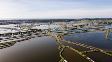 Ile d Olonne, Vendee 'nin tuzlu bataklıklarının insansız hava aracı görüntüsü.