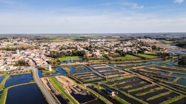 Ile d Olonne, Vendee 'nin tuzlu bataklıklarının insansız hava aracı görüntüsü.
