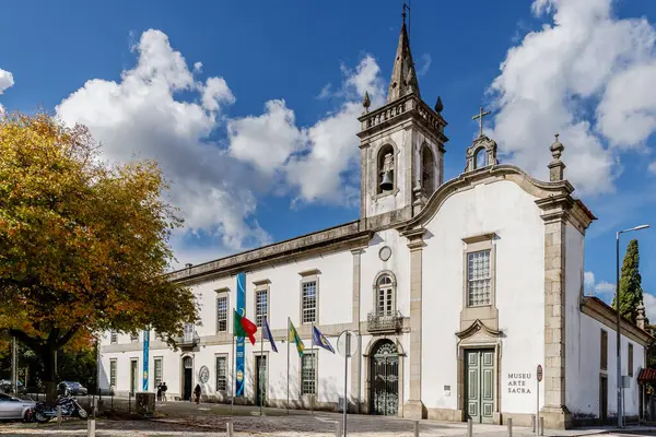 Vila Nova de Famalicao, Braga, Portekiz - 22 Ekim 2020: Tarihi bir sonbahar gününde tarihi şehir merkezinde Kutsal Sanat Müzesi 'nin (museu arte sacra) mimarisi