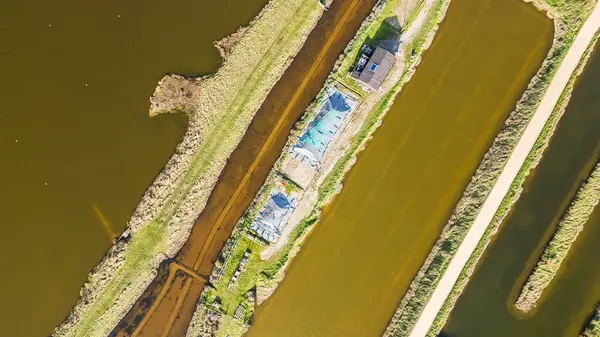 Ile d Olonne, Vendee 'nin tuzlu bataklıklarının insansız hava aracı görüntüsü.