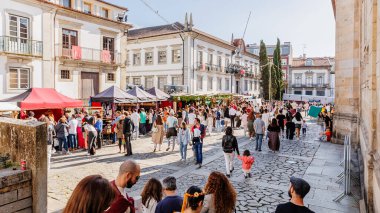 Braga, Portekiz - 26 Mayıs 2024: Braga Romana etkinliği sırasında şehir merkezindeki sokak atmosferi
