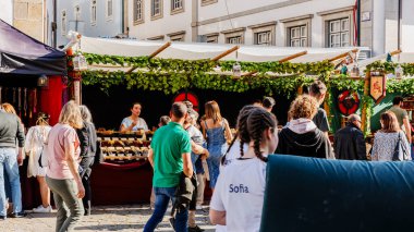 Braga, Portekiz - 26 Mayıs 2024: Bir bahar günü Braga Romana etkinliği sırasında tarihi şehir merkezinde el sanatları satan sokak satıcıları