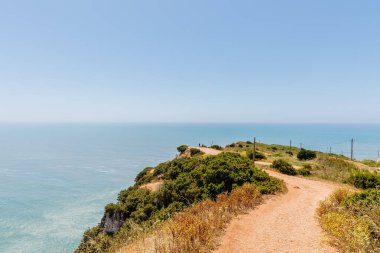 Güneşli bir bahar gününde Nazare, Portekiz ve Praia da Nazare sahillerinin havadan görünüşü