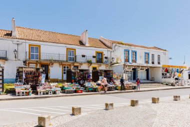 Nazare, Portekiz - 28 Mayıs 2024: Nazare Sitio 'nun merkezi meydanı güzel bir bahar gününde turistleri ve sokak satıcılarıyla birlikte tepede