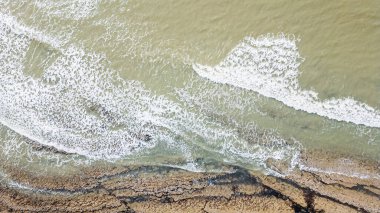 Jard sur Mer, Vendee, Fransa 'daki Ragounite plajının mavi gökyüzü üzerindeki insansız hava aracı görüntüsü