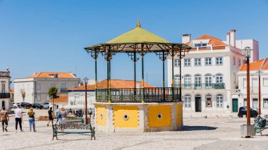 Nazare, Portekiz - 28 Mayıs 2024: Nazare Sitio 'nun merkezi meydanı güzel bir bahar gününde turistleri ve sokak satıcılarıyla birlikte tepede