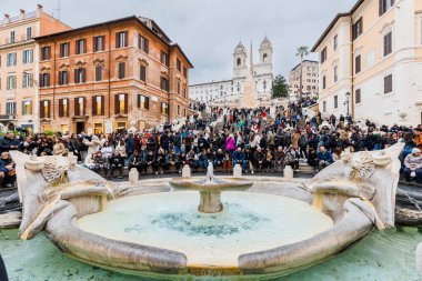 Roma, İtalya - 29 Aralık 2023: İspanyol Merdivenleri (Piazza di Spagna) Bir kış günü turistlerin ziyaret ettiği tarihi şehir merkezinde