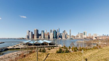 Brooklyn, New York, ABD - 11 Şubat 2023: Brooklyn 'den bir kış günü Manhattan iş bölgesinin görüntüsü