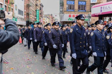 New York, Çin Mahallesi, ABD - 12 Şubat 2023: NYPD Asyalı Yeşim Topluluğu Çin Mahallesi Yeni Yıl kutlamaları sırasında halkın önünde geçit töreni düzenliyor