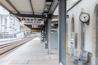 Vila Nova de Famalicao, Braga, Portekiz - 22 Ekim 2020: dış mimari detay ve Famalicao tren istasyonu platformları