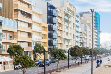 Povoa de Varzim, Porto, Portekiz - 22 Ekim 2020: Bir sonbahar günü deniz kenarındaki apartmanların mimari ayrıntıları