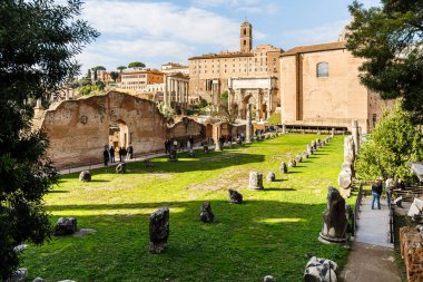 Roma, İtalya - 27 Aralık 2023: Roma Forumu veya Forum Magnum veya Forum Vetus olarak da adlandırılan Roma Forumu 'nun tarihi şehir merkezinde bir kış günü görüntülenmesi