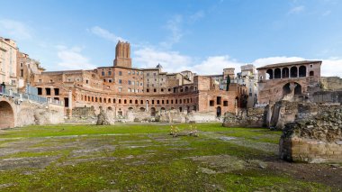 Roma, İtalya - 27 Aralık 2023: Trajan 'ın tarihi şehir merkezinde bir kış günü oturumu