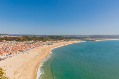 Güneşli bir bahar gününde Nazare, Portekiz ve Praia da Nazare sahillerinin havadan görünüşü