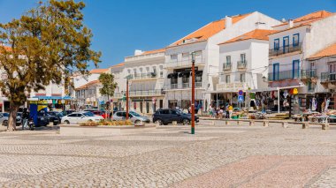 Nazare, Portekiz - 28 Mayıs 2024: Nazare Sitio 'nun merkezi meydanı güzel bir bahar gününde turistleri ve sokak satıcılarıyla birlikte tepede