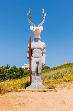 Nazare, Portekiz - 28 Mayıs 2024: Heykeltıraş Adalia Alberto 'nun Veado heykeli, bir bahar günü Nasıralı Meryem Ana' nın Dom Fuas 'ı kurtarmasını temsil ediyor.