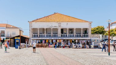 Nazare, Portekiz - 28 Mayıs 2024: Nazare Sitio 'nun merkezi meydanı güzel bir bahar gününde turistleri ve sokak satıcılarıyla birlikte tepede