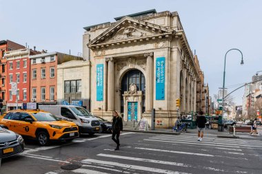 Manhattan, New York, ABD - 16 Şubat 2024: Gri bir kış gününde sokak atmosferi ve konut ve ticari binaların mimarisi