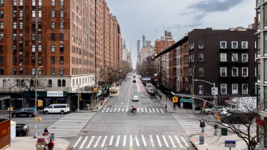 Manhattan, New York, ABD - 16 Şubat 2024: Gri bir kış gününde insanlar tarafından ziyaret edilen tipik binalarıyla Hight Line manzarası