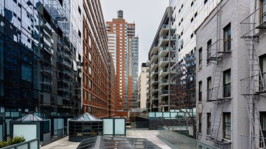 Manhattan, New York, ABD - 16 Şubat 2024: Gri bir kış gününde tipik bir apartman mimarisinin ayrıntıları