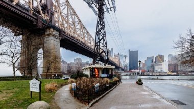 Manhattan, New York, ABD - 16 Şubat 2024: Ed Koch Queensboro Köprüsü ve gri bir kış günü çevresi