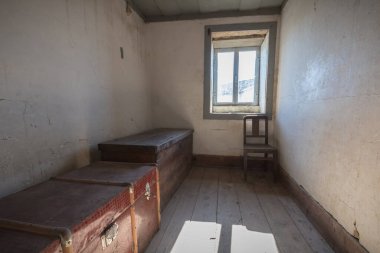 Kuzey Portekiz 'in tipik terk edilmiş taş evinin içi. Urbex.