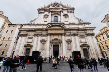 Roma, İtalya - 29 Aralık 2023: Loyola 'lı Aziz Ignatius Kilisesi (San Ignazio di Loyola) bir kış günü turistlerin ziyaret ettiği tarihi şehir merkezinde