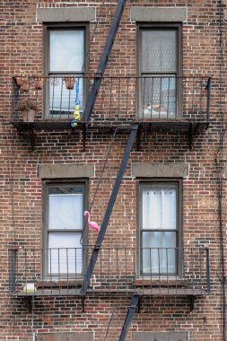 Manhattan, New York, ABD - 16 Şubat 2024: Gri bir kış gününde tipik bir apartman mimarisinin ayrıntıları