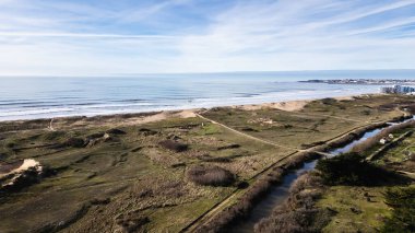 Saint Gilles Croix de Vie sahilinin hava aracı görüntüsü, Fransa güzel bir kış gününde