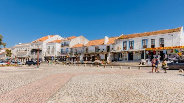 Nazare, Portekiz - 28 Mayıs 2024: Nazare Sitio 'nun merkezi meydanı güzel bir bahar gününde turistleri ve sokak satıcılarıyla birlikte tepede