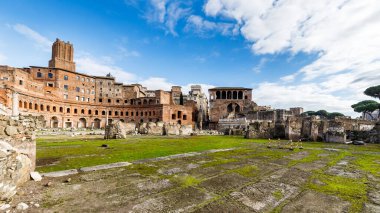 Roma, İtalya - 27 Aralık 2023: Trajan 'ın tarihi şehir merkezinde bir kış günü oturumu