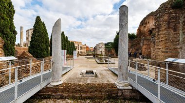 Roma, İtalya - 27 Aralık 2023: Roma Forumu veya Forum Magnum veya Forum Vetus olarak da adlandırılan Roma Forumu 'nun tarihi şehir merkezinde bir kış günü görüntülenmesi