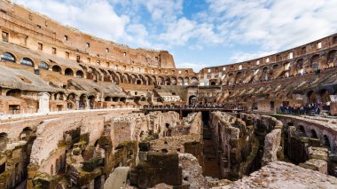 Roma, İtalya - 27 Aralık 2023: Roma Kolezyumu 'nun iç manzarası Bir kış günü tarihi şehir merkezinde turistler tarafından ziyaret edildi