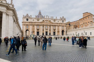 Vatikan Şehri, Vatikan - 29 Aralık 2023: San Pietro Meydanı 'ndaki Aziz Peter Bazilikası (Aziz Peter Meydanı) turistlerin kötü bir kış günü yürüdükleri yer