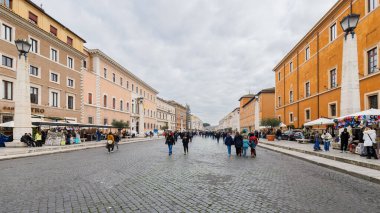 Vatikan Şehri, Vatikan - 29 Aralık 2023: Turistlerin kış günü yürüdükleri San Pietro Meydanı 'ndaki Aziz Peter Bazilikası' nın önündeki Uzlaşma Sokağı manzarası