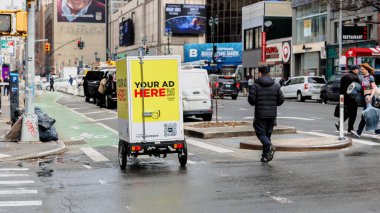 Manhattan, New York, ABD - 16 Şubat 2024: Gri bir kış gününde şehir merkezinde bisikletli kurye