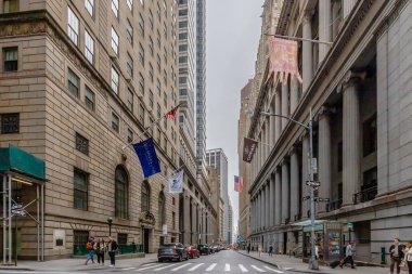 Wall Street, Manhattan, New York, ABD - 12 Şubat 2023: İnsanların kış günü yürüdüğü Wall Street iş bölgesinin mimari ayrıntıları