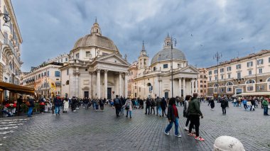 Roma, İtalya - 29 Aralık 2023: Piazza del Popolo ve Leoni çeşmesinde yürüyen turistler