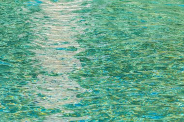 projeksiyon bir çeşme ile beyaz köpük Yeşil su