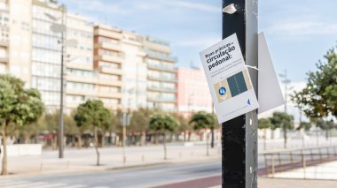Povoa de Varzim, Porto, Portekiz - 22 Ekim 2020: Bir bisiklet yolu üzerinde Portekizce yol işareti iyi yaya trafiği uygulamalarını hatırlatıyor 
