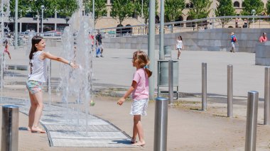 Bilbao, İspanya - 19 Temmuz 2016: Sıcak bir yaz gününde şehir merkezindeki bir çeşmede oynayan çocuklar