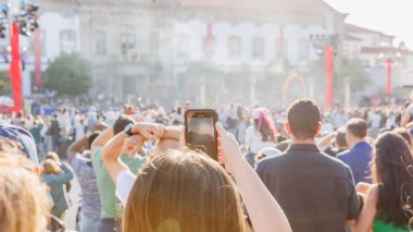 Braga, Portekiz - 26 Mayıs 2024: Güzel bir bahar gününde Braga Romana etkinliği sırasında belediye binasının önündeki bir gösteriyi izleyen izleyici kitlesi