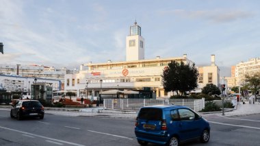 Faro, Portekiz - 18 Ekim 2024: Tarihi bir sonbahar günü Mercado Belediyesi 'nin (Belediye Pazarı) mimarisi ve sokak atmosferi