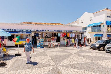 Nazare, Portekiz - 28 Mayıs 2024: Nazare Sitio 'nun merkezi meydanı güzel bir bahar gününde turistleri ve sokak satıcılarıyla birlikte tepede