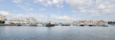 Vilamoura, Portekiz - 23 Ekim 2024: Yat limanını, lüks eğlence teknelerini ve binalarını bir sonbahar akşamında görmek