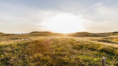 Normandelere Plajı, Bretignolles sur mer, Vendee, Fransa Güneşli bir sonbahar akşamında
