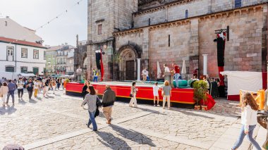 Braga, Portekiz - 26 Mayıs 2024: Braga Romana etkinliği sırasında seyircilerin önce oturduğu şehir merkezinde bir gösteri sahnesinin hazırlanması