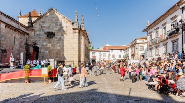 Braga, Portekiz - 26 Mayıs 2024: Braga Romana etkinliği sırasında seyircilerin önce oturduğu şehir merkezinde bir gösteri sahnesinin hazırlanması