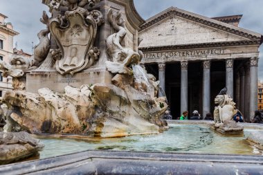 Roma, İtalya - 29 Aralık 2023: Roma Panteonu 'nun bir kış günü turistler tarafından ziyaret edilen Piazza della Rotonda çeşmesinin manzarası